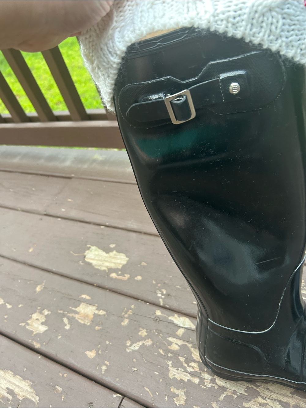 Hunter Cream Knit Sock Liners with Black Rain Boots - Picture 5 of 12